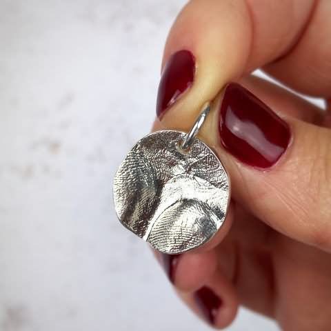 Medalla con la textura de tu piel
